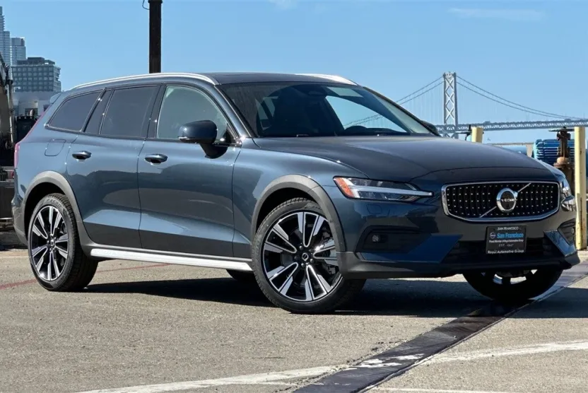 2025 Volvo V60 Cross Country B5 photo 1