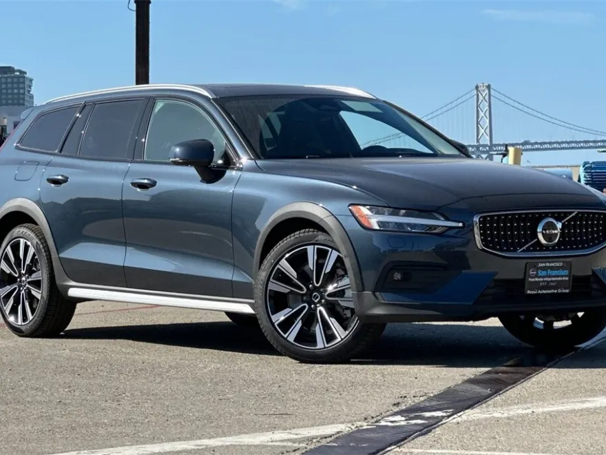 2025 Volvo V60 Cross Country B5 photo 1