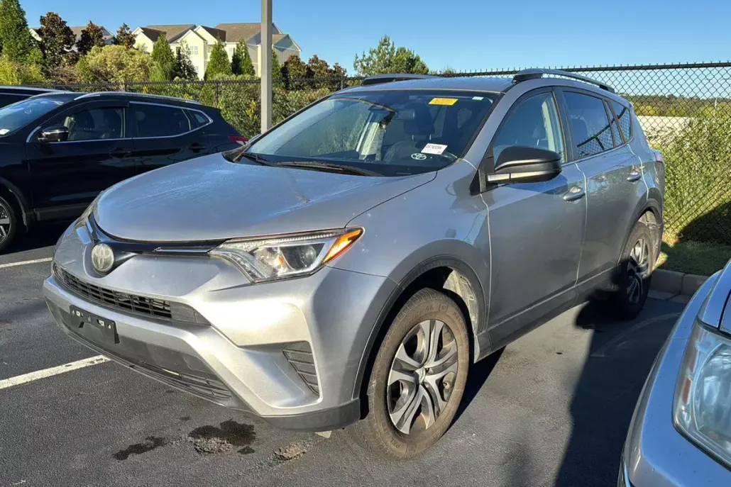 2018 Toyota RAV4 LE photo 1