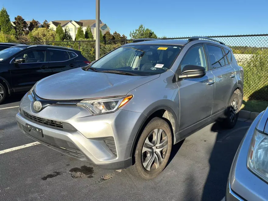 2018 Toyota RAV4 LE photo 1
