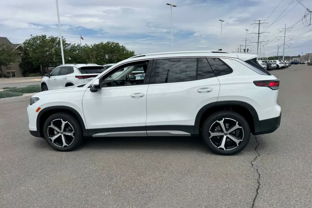 2025 Volkswagen Tiguan SE photo 1
