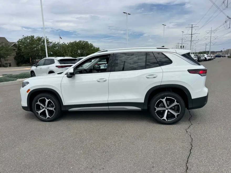 2025 Volkswagen Tiguan SE photo 1