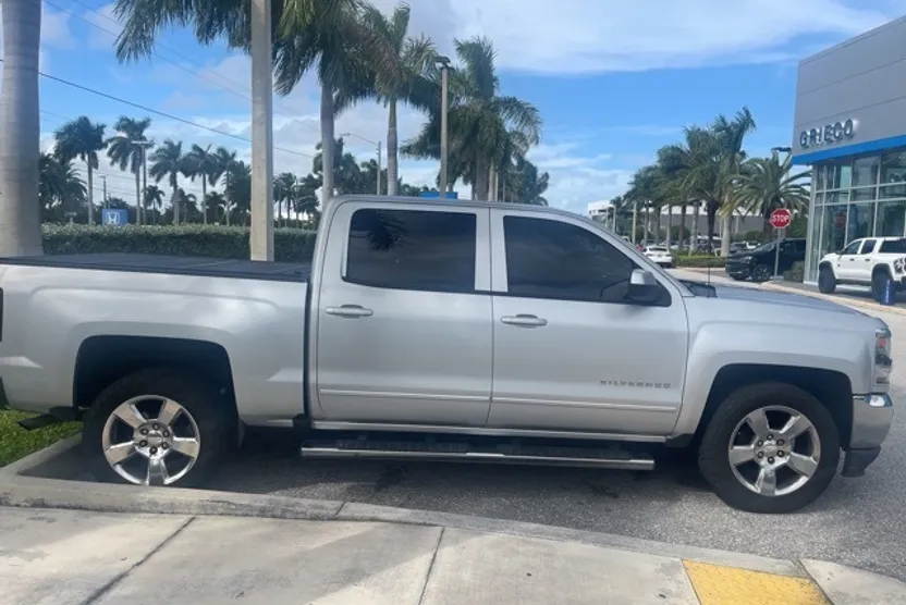 2017 Chevrolet Silverado 1500 LT photo 1