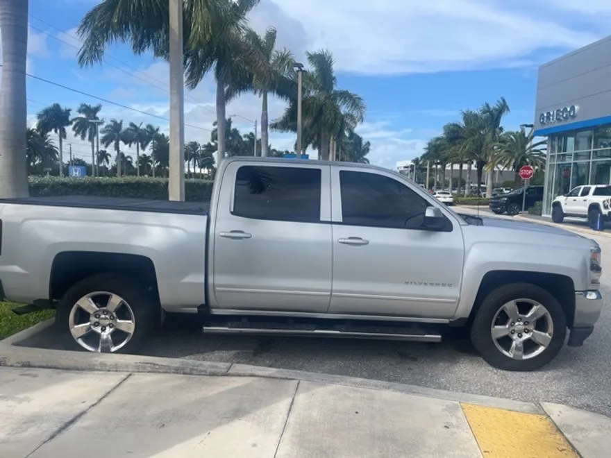 2017 Chevrolet Silverado 1500 LT photo 1