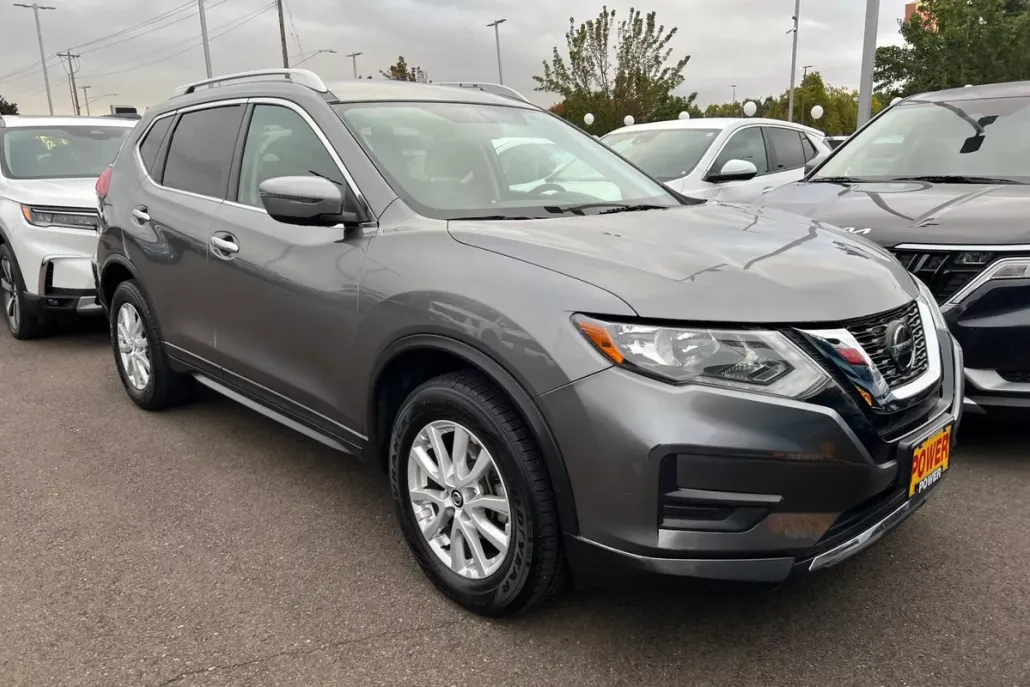 2018 Nissan Rogue SV photo 1