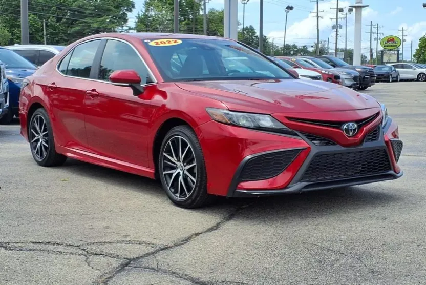2022 Toyota Camry SE photo 1