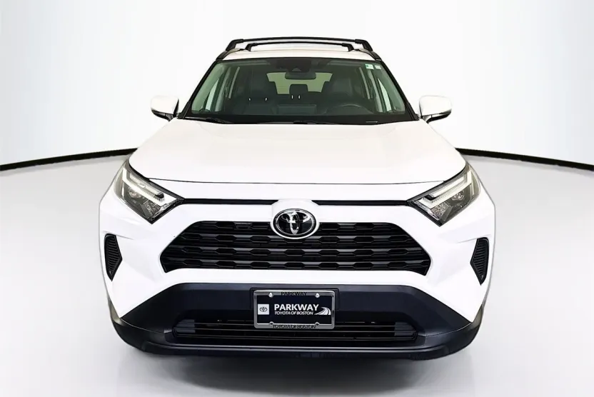 2022 Toyota RAV4 XLE photo 1