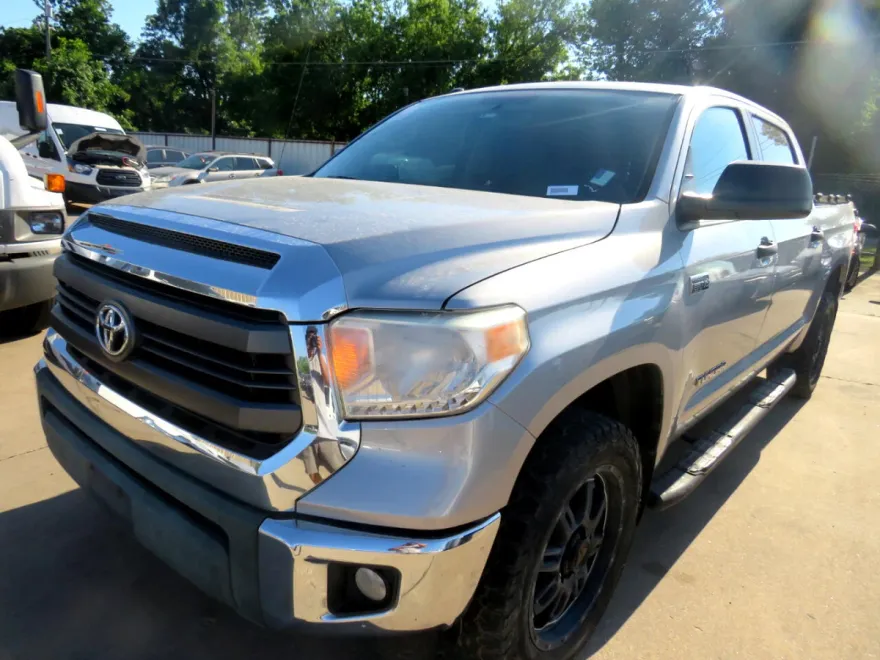 2015 Toyota Tundra SR5 CrewMax photo 1