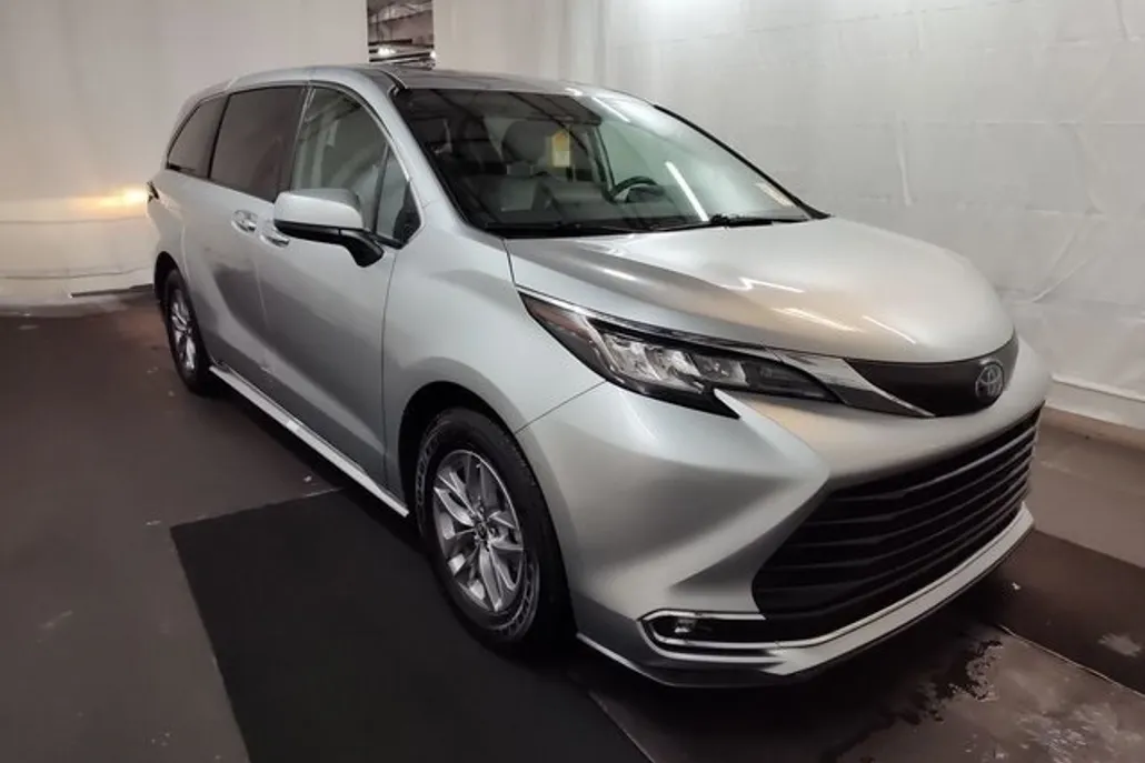 2022 Toyota Sienna XLE photo 1