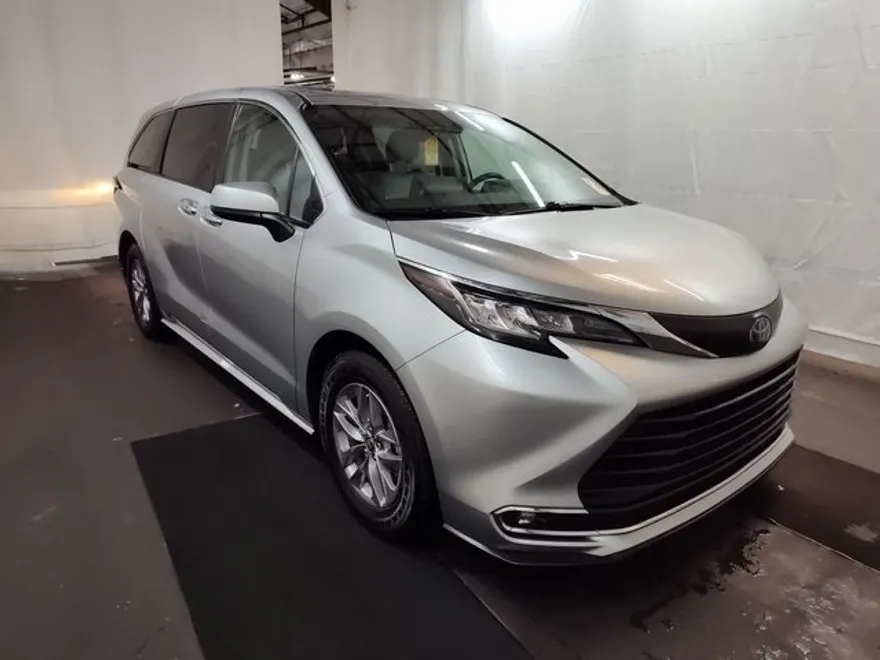 2022 Toyota Sienna XLE photo 1