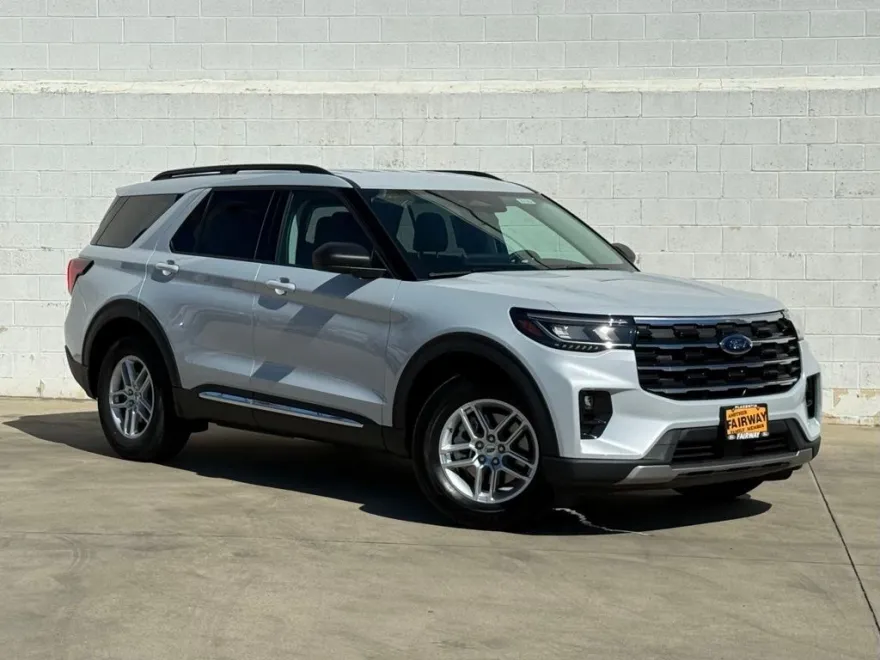 2025 Ford Explorer photo 1