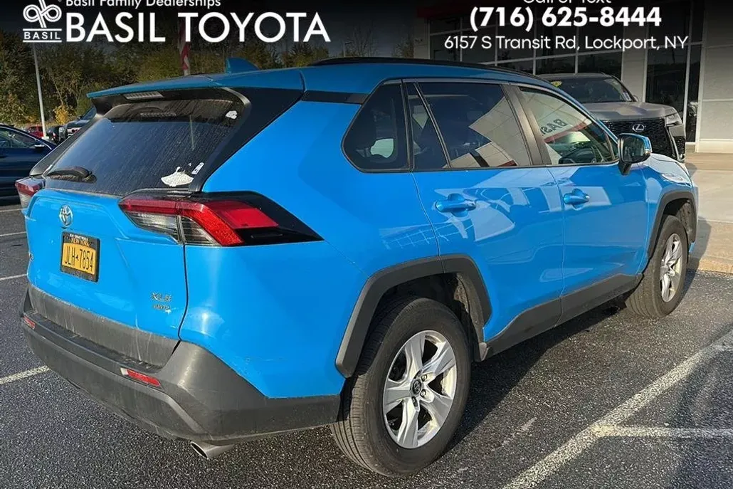 2019 Toyota RAV4 XLE photo 1