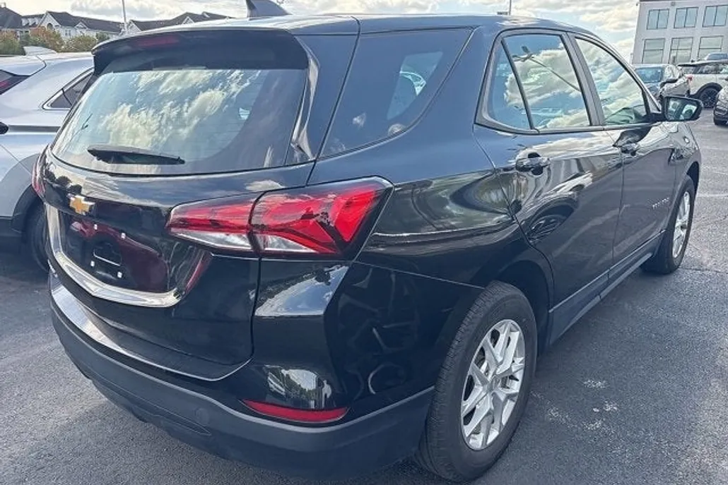 2023 Chevrolet Equinox LS photo 1