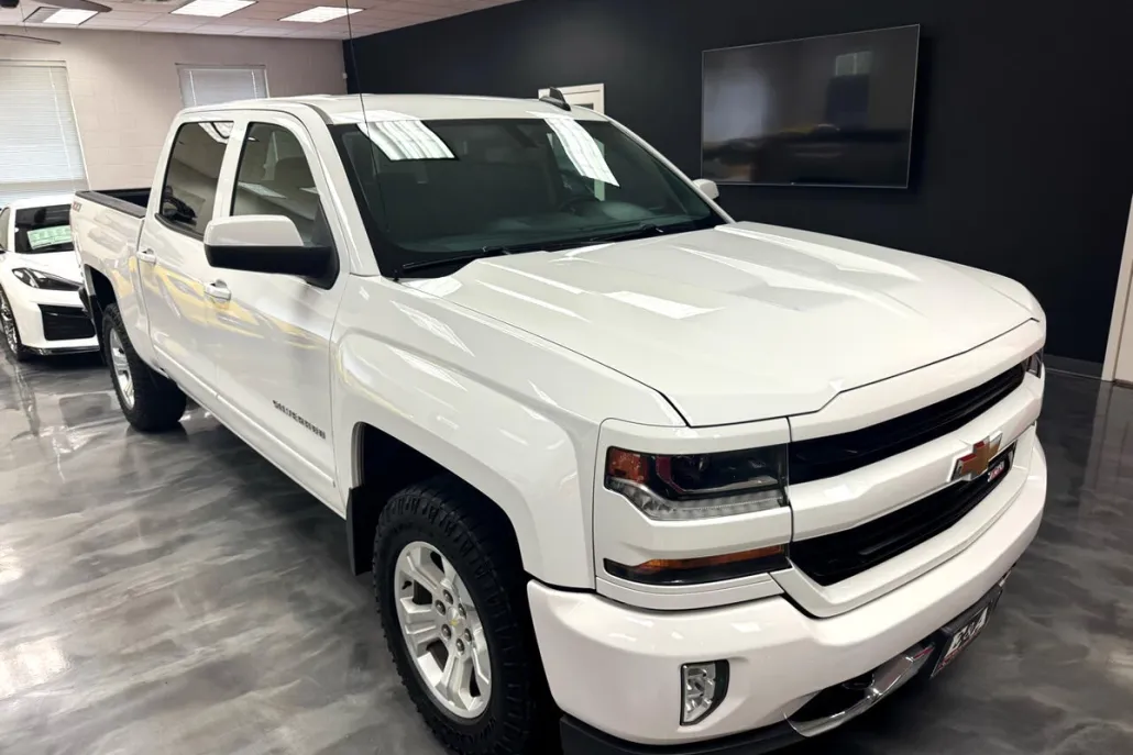 2017 Chevrolet Silverado 1500 LT photo 1