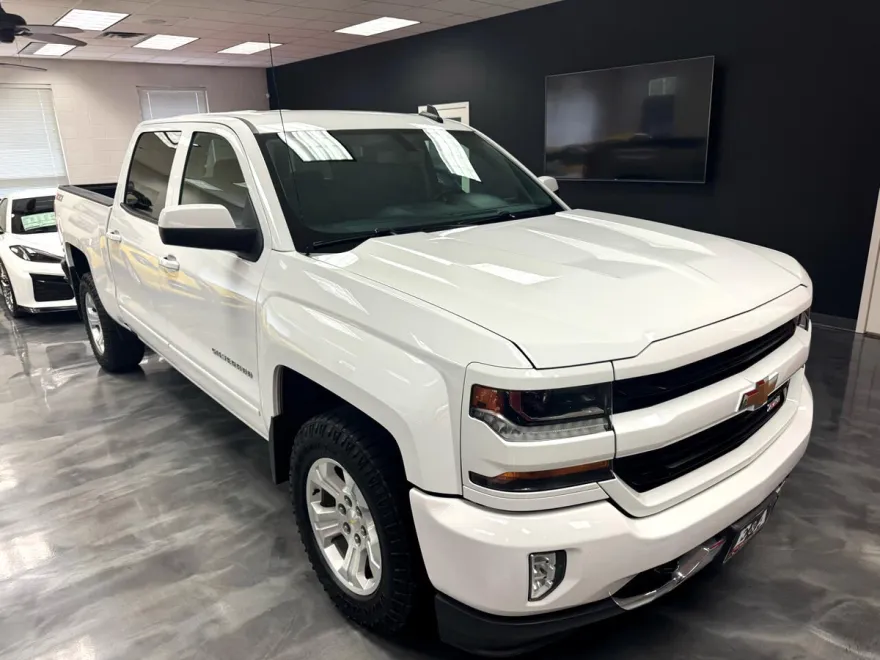 2017 Chevrolet Silverado 1500 LT photo 1