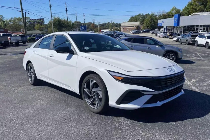 2025 Hyundai Elantra SEL Sport photo 1