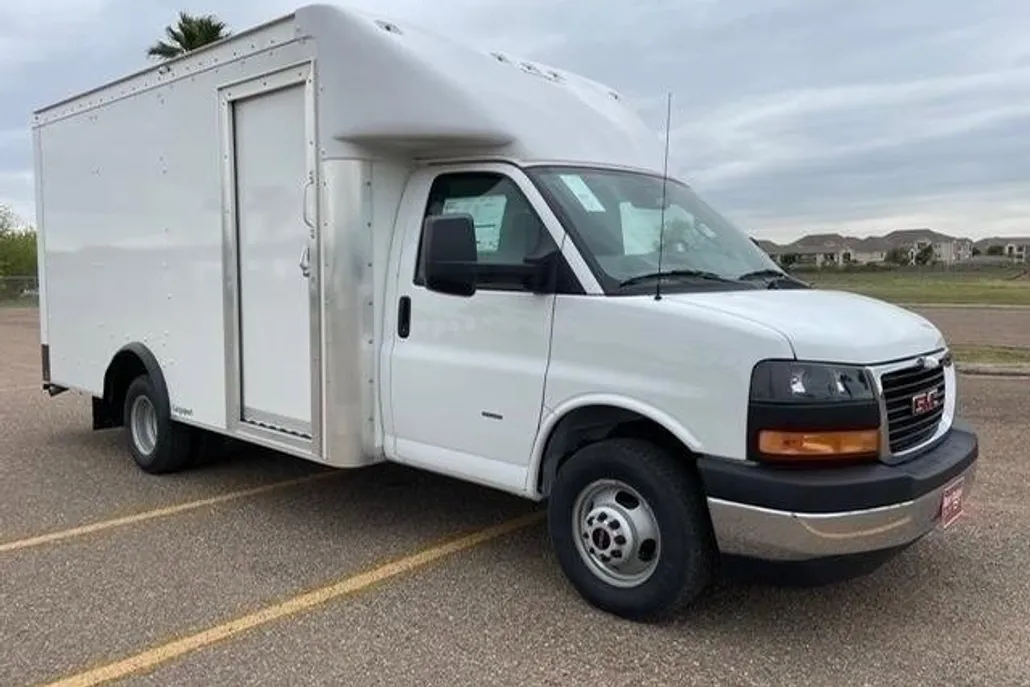 2023 Gmc Savana Cutaway 3500 photo 1