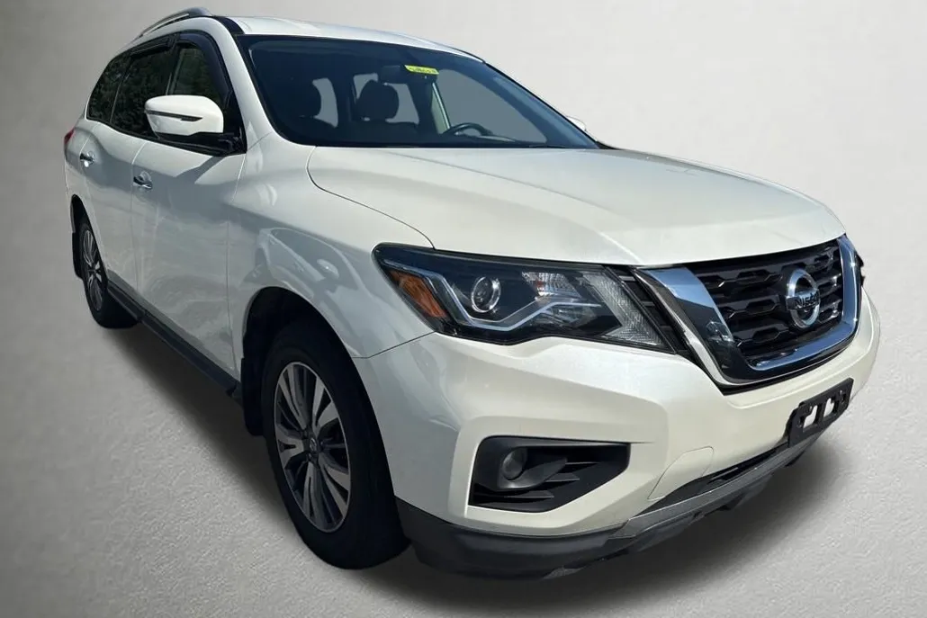 2019 Nissan Pathfinder SV photo 1