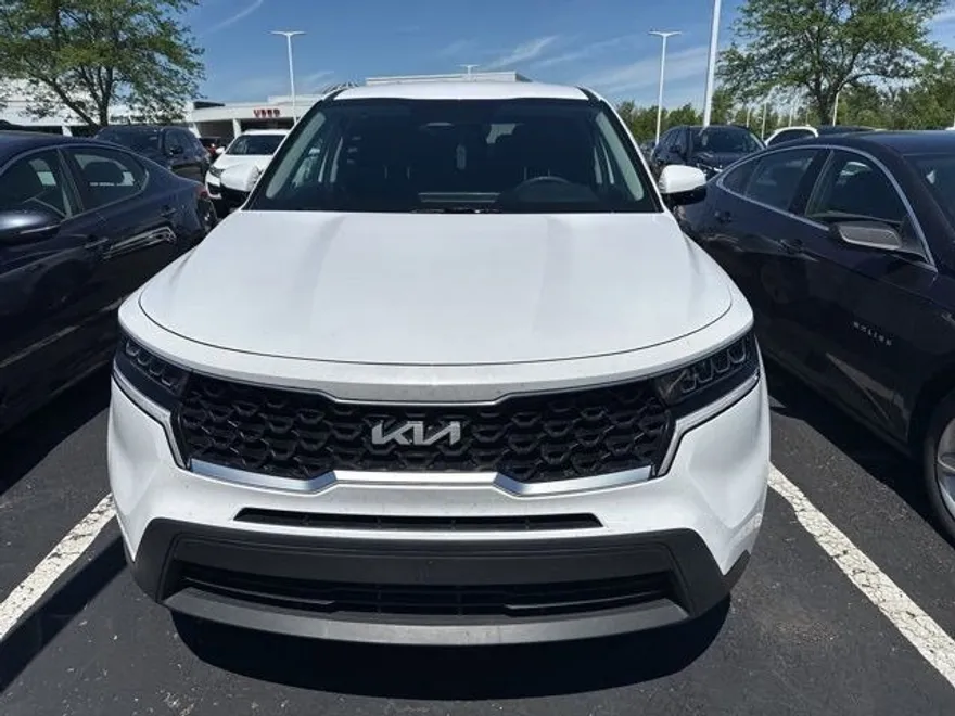 2023 Kia Sorento LX photo 1