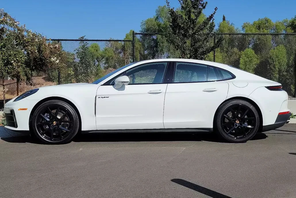 2025 Porsche Panamera E-Hybrid 4 photo 1