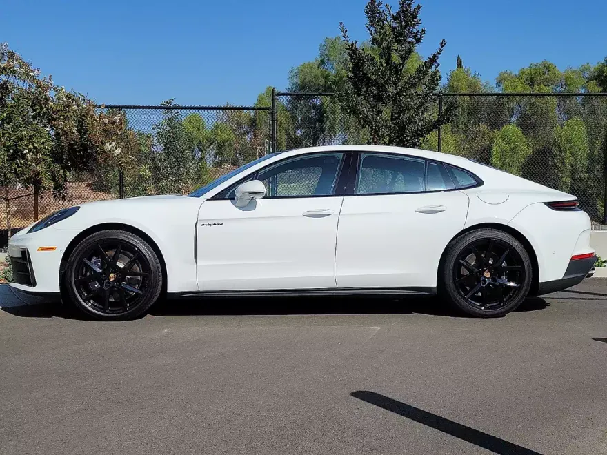 2025 Porsche Panamera E-Hybrid 4 photo 1