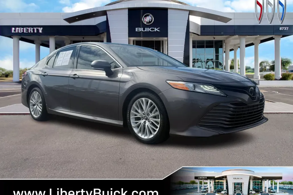 2018 Toyota Camry LE photo 1