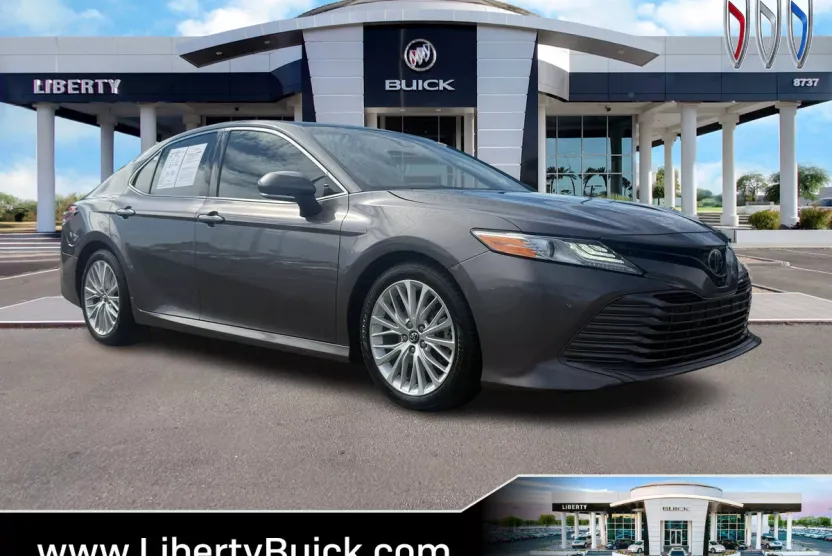 2018 Toyota Camry LE photo 1
