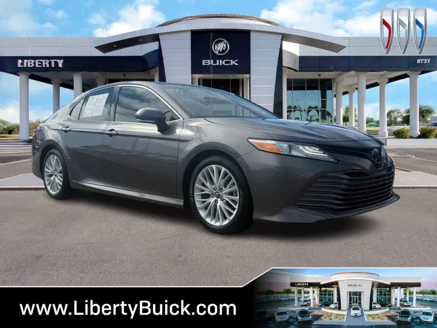 2018 Toyota Camry LE photo 1