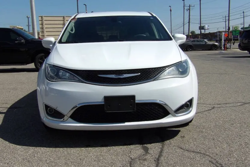 2018 Chrysler Pacifica Touring Plus photo 1