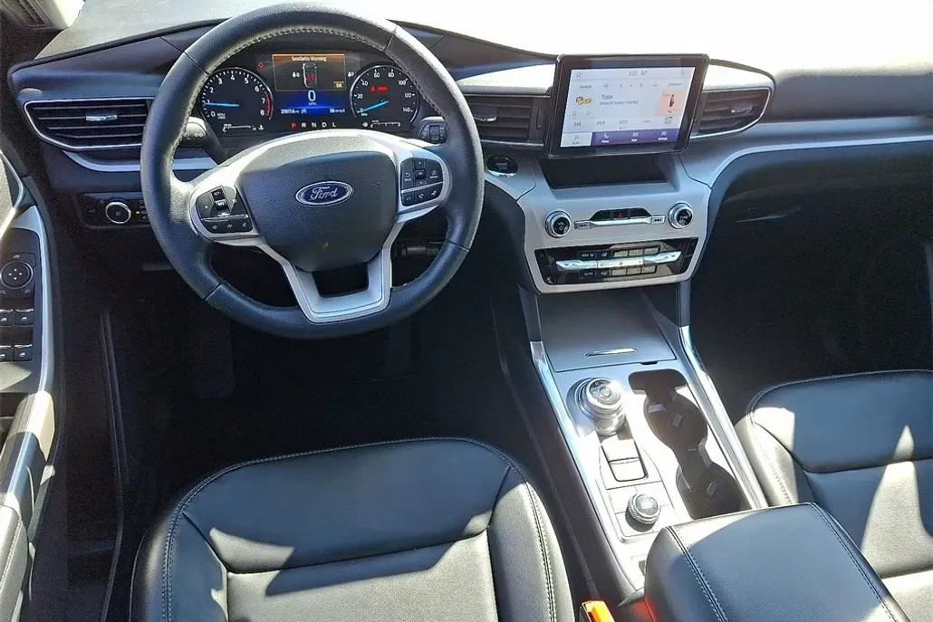 2023 Ford Explorer XLT photo 1