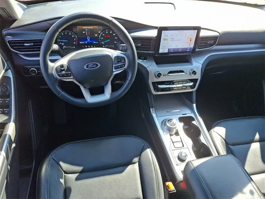 2023 Ford Explorer XLT photo 1