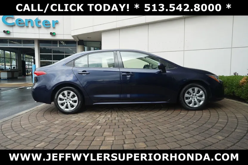 2021 Toyota Corolla LE photo 1