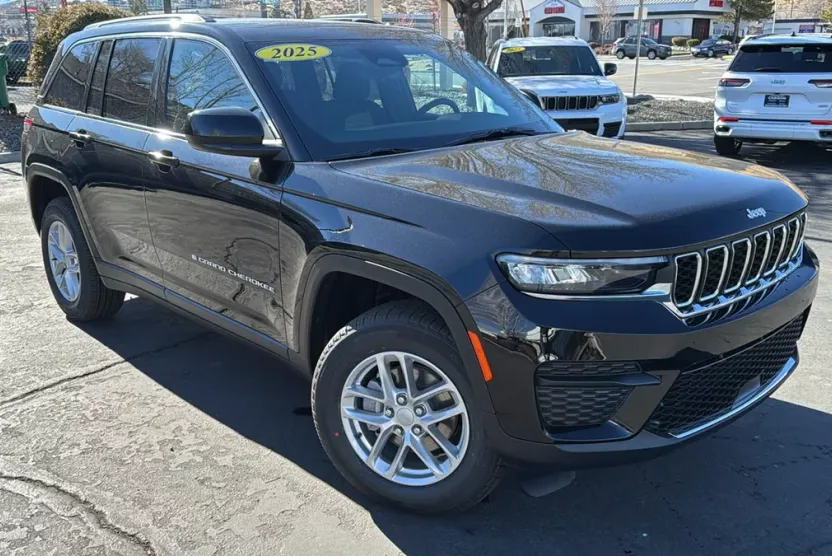 2025 Jeep Grand Cherokee Laredo photo 1