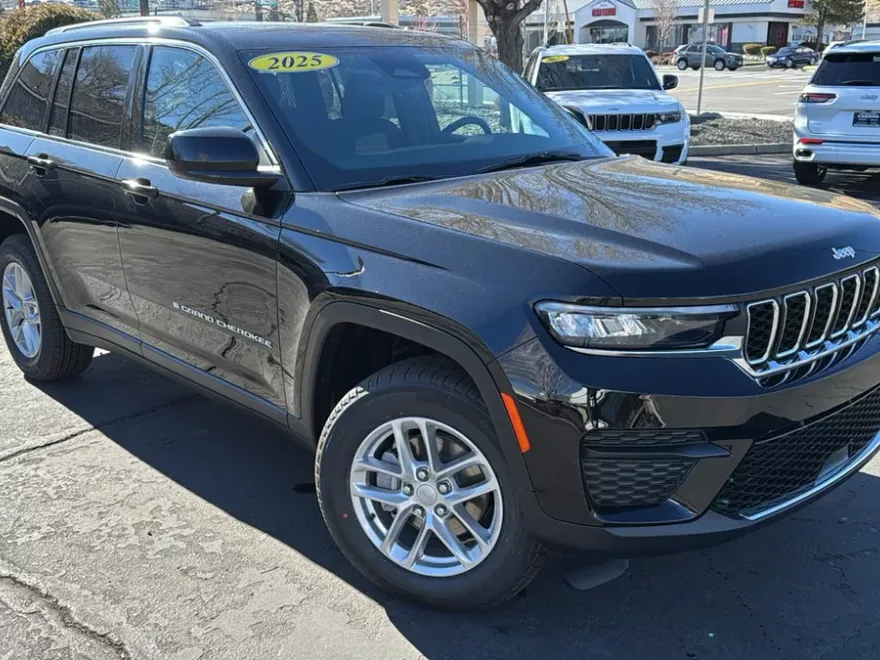 2025 Jeep Grand Cherokee Laredo photo 1