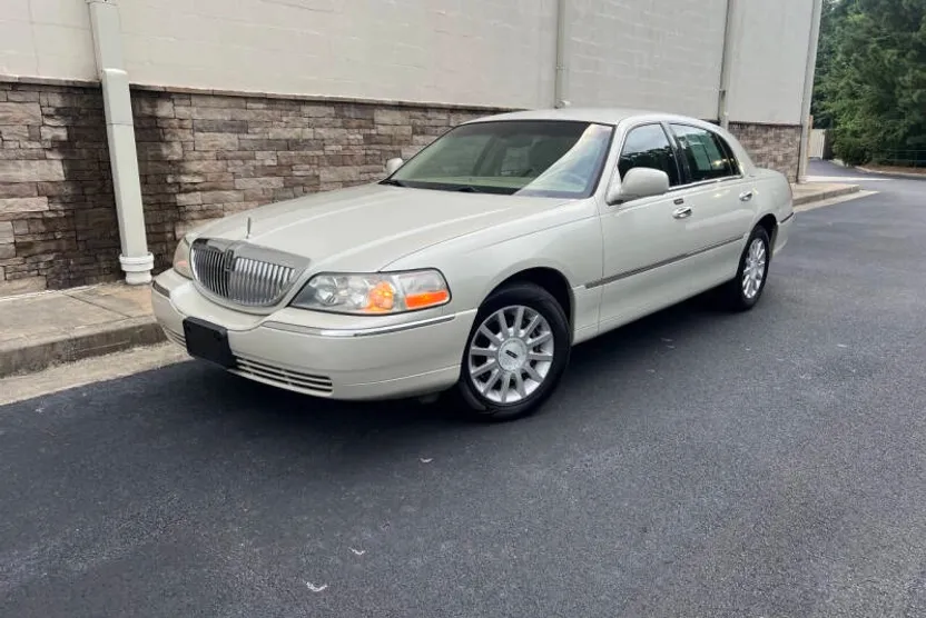 2006 Lincoln Town Car Signature photo 1