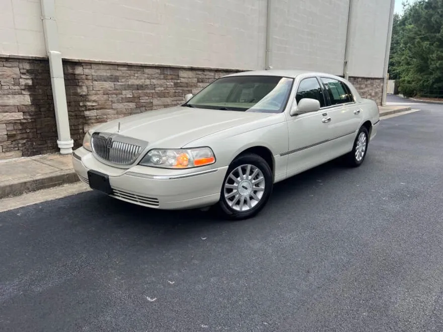 2006 Lincoln Town Car Signature photo 1
