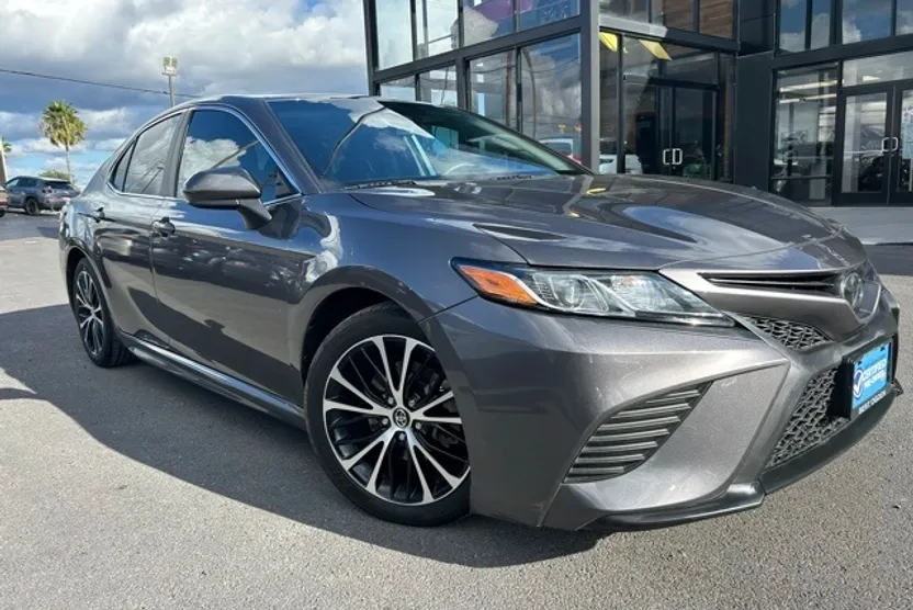 2020 Toyota Camry SE photo 1