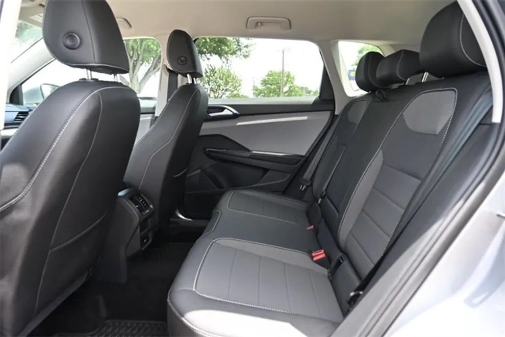 2024 Volkswagen Taos SE photo 1