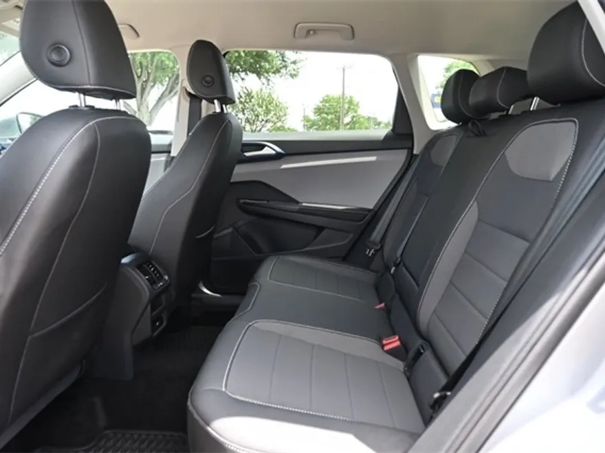 2024 Volkswagen Taos SE photo 1