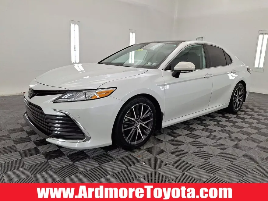 2022 Toyota Camry XLE photo 1