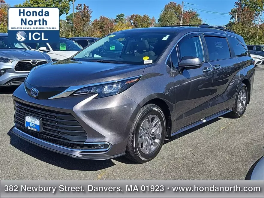 2024 Toyota Sienna XLE photo 1