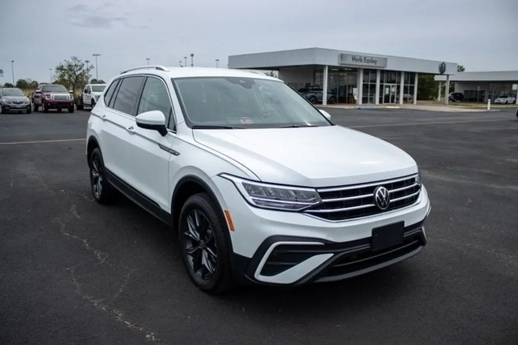 2023 Volkswagen Tiguan SE photo 1