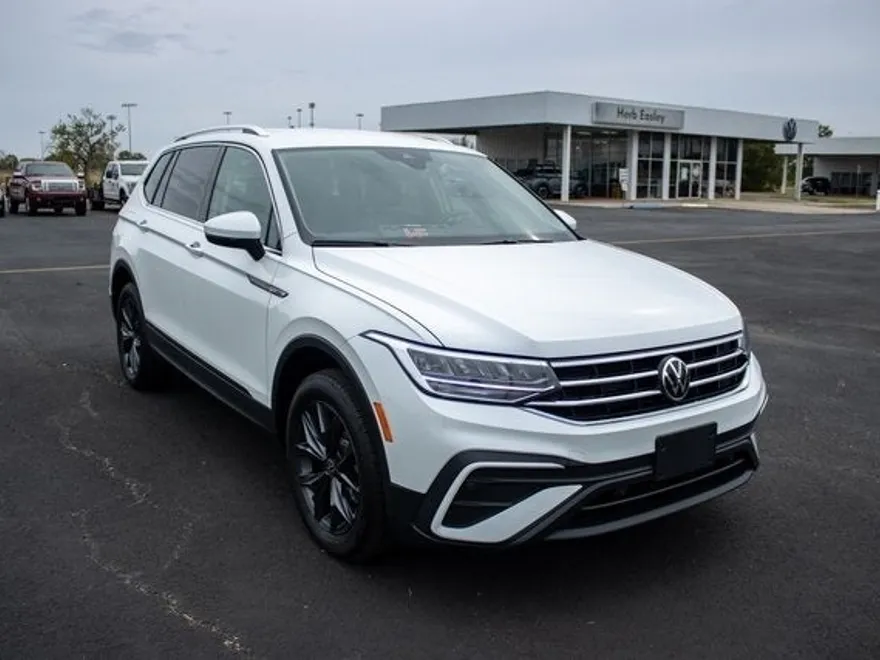 2023 Volkswagen Tiguan SE photo 1