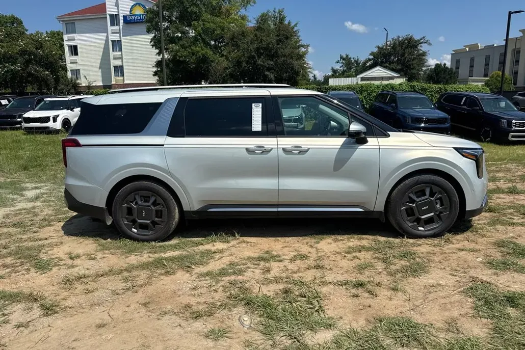 2025 Kia Carnival SX photo 1