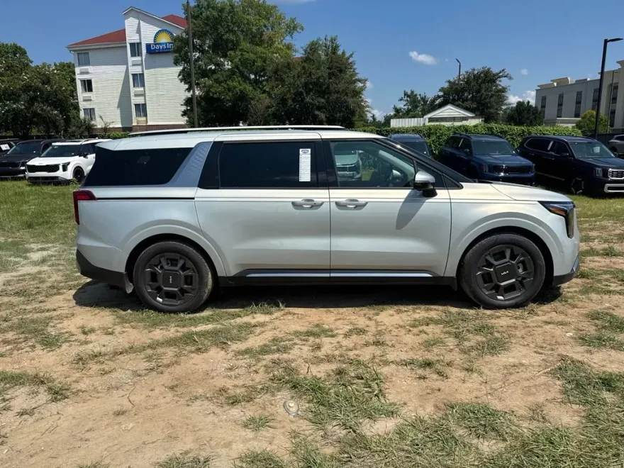 2025 Kia Carnival SX photo 1