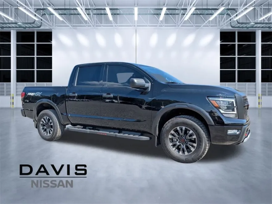 2024 Nissan Titan PRO-4X photo 1