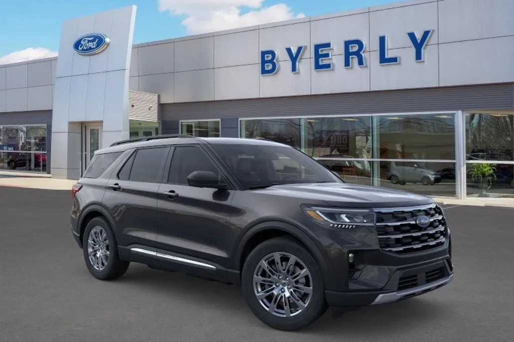 2025 Ford Explorer photo 1