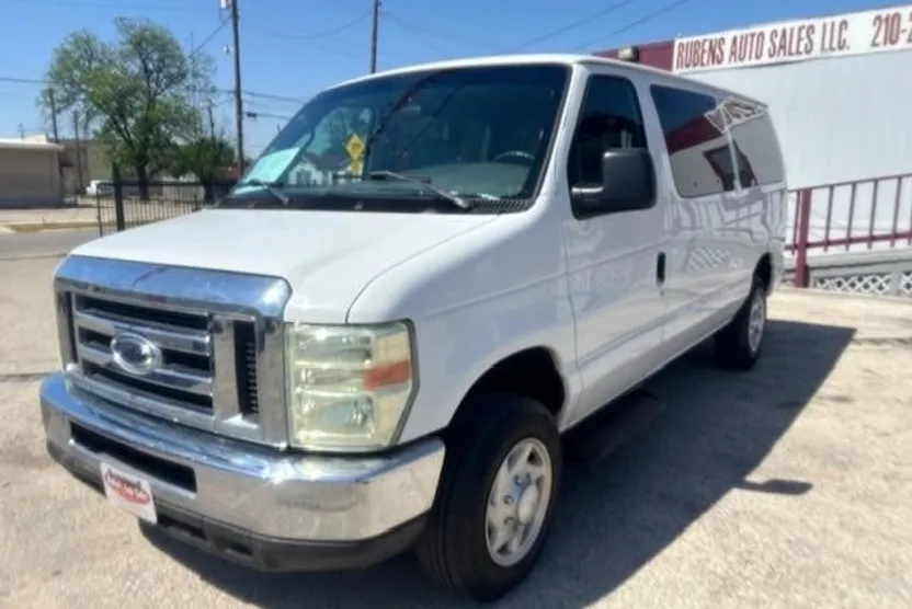2008 Ford E-350 photo 1