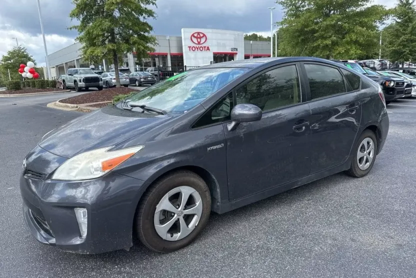 2013 Toyota Prius Four photo 1