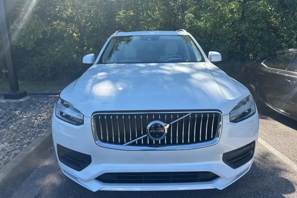 2022 Volvo XC90 T6 Momentum photo 1